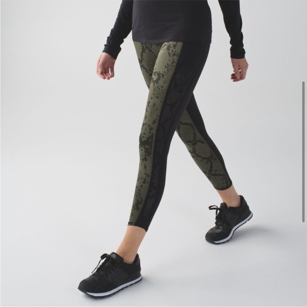 Lululemon Beyond Boundaries Pant Black / Ziggy Snake Butter Pink Black Size 6